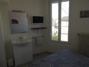 Postel nebo postele na pokoji v ubytování Hotel Le Colbert epernay