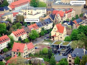 una ciudad con edificios y casas con techos rojos en Ferienwohnung Am Landesmuseum, en Halle an der Saale