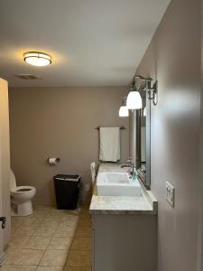 un baño con lavabo e inodoro en Crystal Beach home in Niagara, en Fort Erie