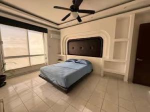 a bedroom with a bed and a ceiling fan at Departamento con vista espectacular Anahuac in Acapulco +3 photos