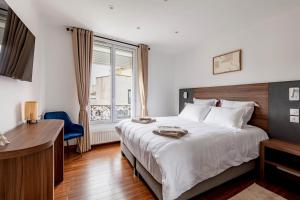 ein Schlafzimmer mit Bett, Schreibtisch und Fenster in der Unterkunft Maison spacieuse 3 chambres - 35 min Paris centre in Romainville