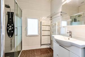 ein Badezimmer mit Waschbecken und Glasdusche in der Unterkunft Maison spacieuse 3 chambres - 35 min Paris centre in Romainville