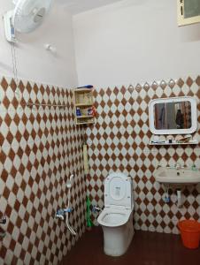 a bathroom with a toilet and a sink at Kallidai Home Stay Kumbakonam in Kumbakonam