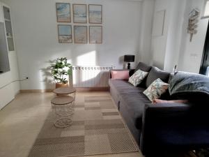 a living room with a couch and a table at Apartamento L' Espumeru in Posada de Llanes