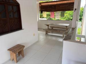 a room with a bench and a window at Casa da Ilha de Boipeba in Ilha de Boipeba