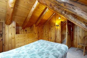 Rúm í herbergi á Twin View Log Home