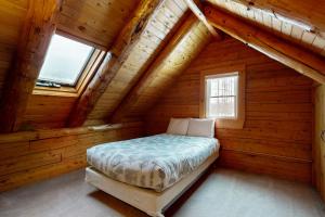 Rúm í herbergi á Twin View Log Home
