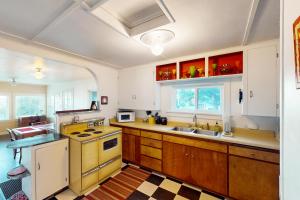 Gallery image of Whale - Watcher's Perch in Depoe Bay +11 photos