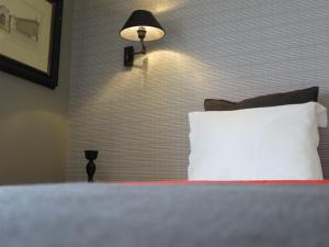 سرير أو أسرّة في غرفة في Hotel Alegria