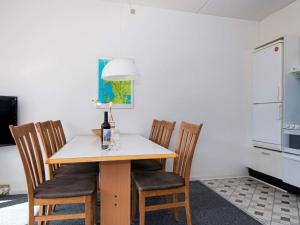 Nhà bếp/bếp nhỏ tại 6-person apartment with loft, Ringkøbing