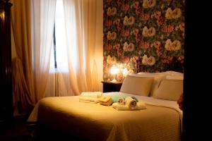 A bed or beds in a room at Wonderful Villa Between Como And Milano