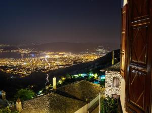 Blick auf die Stadt in der Nacht in der Unterkunft Archontiko Repana - Makrinitsa Stone Retreat in Makrinítsa