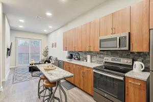 Dapur atau dapur kecil di Chic 1BD Loft Near Sundance Square with Pool & Gym