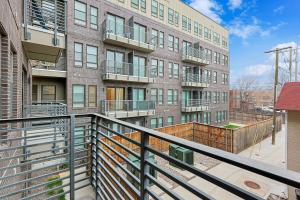 Balkoni atau teres di Chic 1BD Loft Near Sundance Square with Pool & Gym