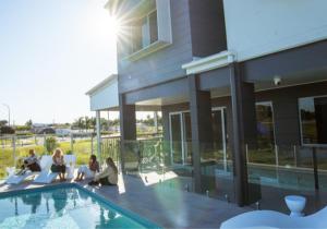 Bazén v ubytování Mackay Adventure Lodge nebo v jeho okolí