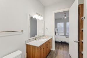 Bilik mandi di Chic 1BD Loft Near Sundance Square with Pool & Gym
