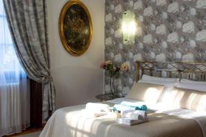 A bed or beds in a room at Wonderful Villa Between Como And Milano
