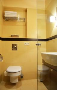 bagno con servizi igienici e lavandino di Apartament Dominikański a Danzica