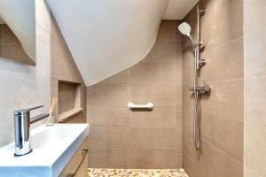 ein Badezimmer mit Dusche und Waschbecken in der Unterkunft Studio Cosy et Calme - 35 min de Paris centre in Romainville