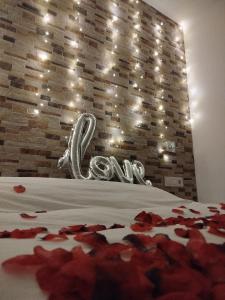 pokój z łóżkiem i ścianą z oświetleniem w obiekcie La Casa de la Mimosa w Kordobie +44 zdjęcia
