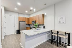 Kuchyň nebo kuchyňský kout v ubytování Stylish Urban 1B Getaway Resort-Style Pool & Gym
