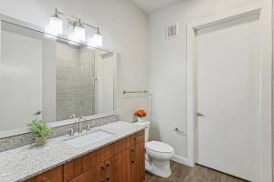 Koupelna v ubytování Stylish Urban 1B Getaway Resort-Style Pool & Gym + 5 fotografií