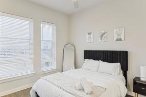 Postel nebo postele na pokoji v ubytování Stylish Urban 1B Getaway Resort-Style Pool & Gym