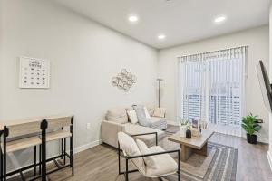 TV a/nebo společenská místnost v ubytování Stylish Urban 1B Getaway Resort-Style Pool & Gym