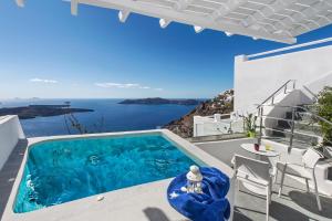 basen w domu z widokiem na ocean w obiekcie Alba Cave Villa w Imerovíglion