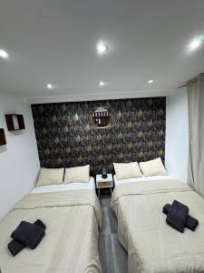 سرير أو أسرّة في غرفة في Luxury Apartments Near the Beach and Downtown CENTRUM 8