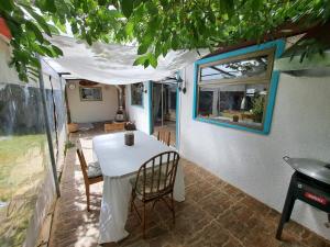 a white table and chairs in a room at Habitación cocina y Quincho con Piscina temperada in Lenca