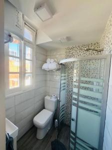 a small bathroom with a toilet and a shower at Hermoso Studio a metros del Obelisco in Buenos Aires