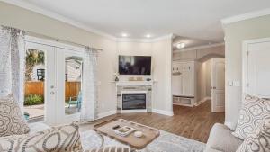 un soggiorno con divano e camino di Guilty Treasure a Panama City Beach