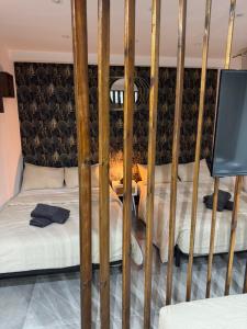 سرير أو أسرّة في غرفة في Luxury Apartments Near the Beach and Downtown CENTRUM 8