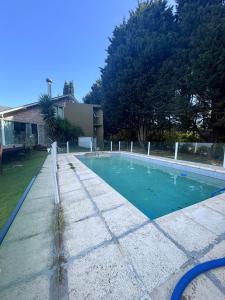 una piscina en el patio trasero de una casa en La Divina Chapadmalal, en Chapadmalal