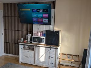 TV a/nebo společenská místnost v ubytování Salish B&B and Spa