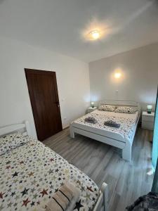 Ένα ή περισσότερα κρεβάτια σε δωμάτιο στο More i Vuk