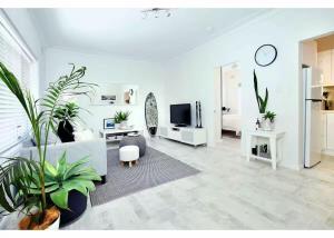 TV/trung tâm giải trí tại Cosy and calm unit in Cronulla formerly Beautifully renovated quiet unit in Cronulla