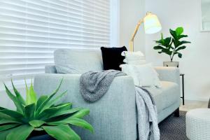 Khu vực ghế ngồi tại Cosy and calm unit in Cronulla formerly Beautifully renovated quiet unit in Cronulla