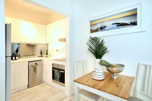 Kuchyň nebo kuchyňský kout v ubytování Cosy and calm unit in Cronulla formerly Beautifully renovated quiet unit in Cronulla