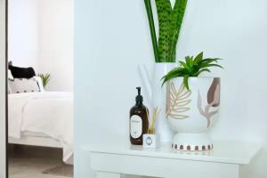 Giường trong phòng chung tại Cosy and calm unit in Cronulla formerly Beautifully renovated quiet unit in Cronulla