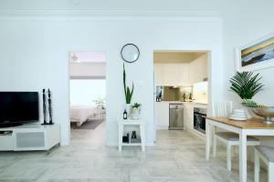 Nhà bếp/bếp nhỏ tại Cosy and calm unit in Cronulla formerly Beautifully renovated quiet unit in Cronulla