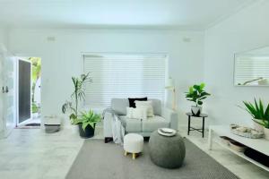 Khu vực ghế ngồi tại Cosy and calm unit in Cronulla formerly Beautifully renovated quiet unit in Cronulla