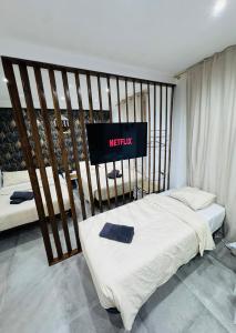 سرير أو أسرّة في غرفة في Luxury Apartments Near the Beach and Downtown CENTRUM 8