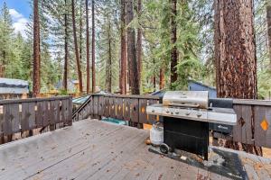 Fotografie z fotogalerie ubytování Kings Beach Cabin Private Hot Tub, Near Lake & Ski v destinaci Kings Beach