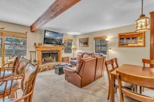 Posezení v ubytování Kings Beach Cabin Private Hot Tub, Near Lake & Ski