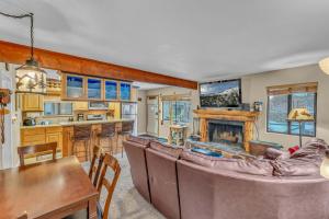 Kuchyň nebo kuchyňský kout v ubytování Kings Beach Cabin Private Hot Tub, Near Lake & Ski + 25 fotografií