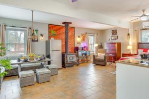 Χώρος καθιστικού στο 10 Mi to Dtwn Kansas City Cozy Studio with Grill!