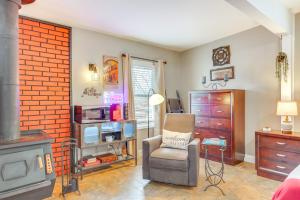 Χώρος καθιστικού στο 10 Mi to Dtwn Kansas City Cozy Studio with Grill!