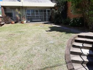 a yard with a house with a yard sidx sidx sidx at Suite con entrada independiente 1 dormitorio 1 sala de estar in Rivera